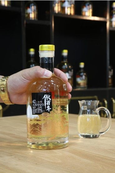 國內(nèi)白酒招商代理 選擇傲百年白酒代理市場持續(xù)走高